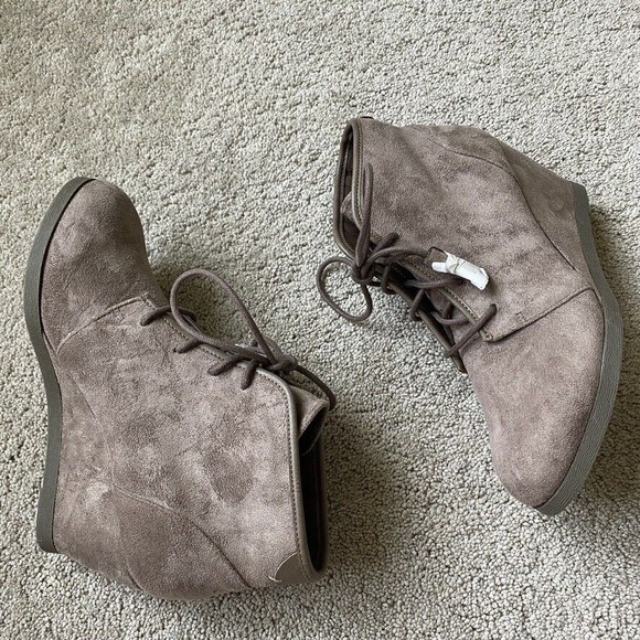 NEW Steve Madden Girl 9 Dallyy Taupe Faux Suede Lace Up Wedge Heel Ankle Boot - Picture 4 of 6